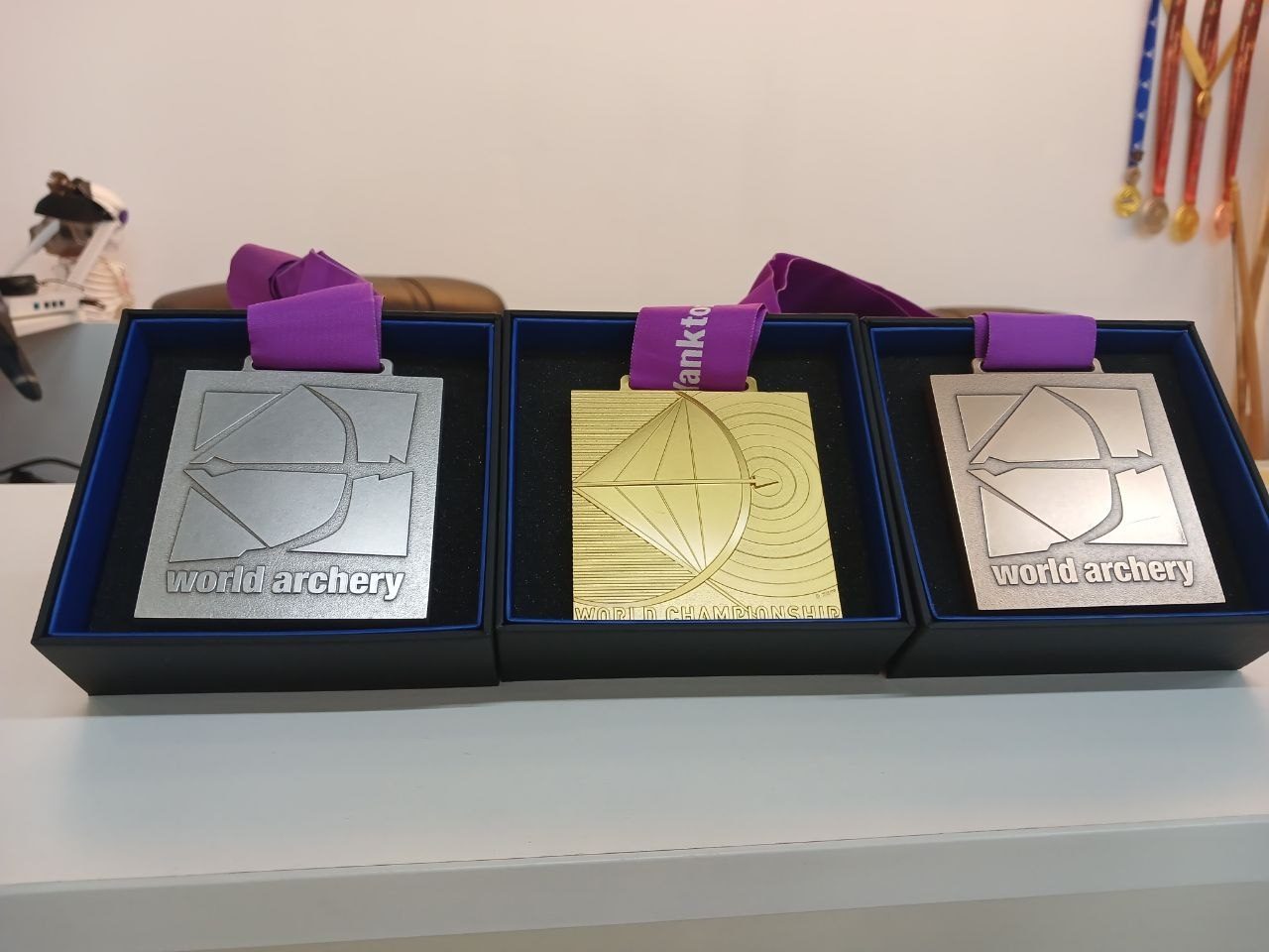 Серебряная, золотая и бронзовая медали чемпионата мира World Archery по 3Д в коробках