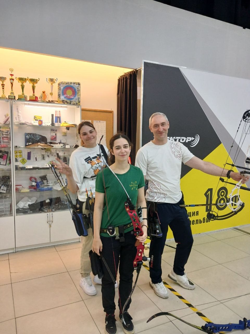 Спортсмены клуба Вектор с луками в зале клуба после возвращения с чемпионата мира по 3Д